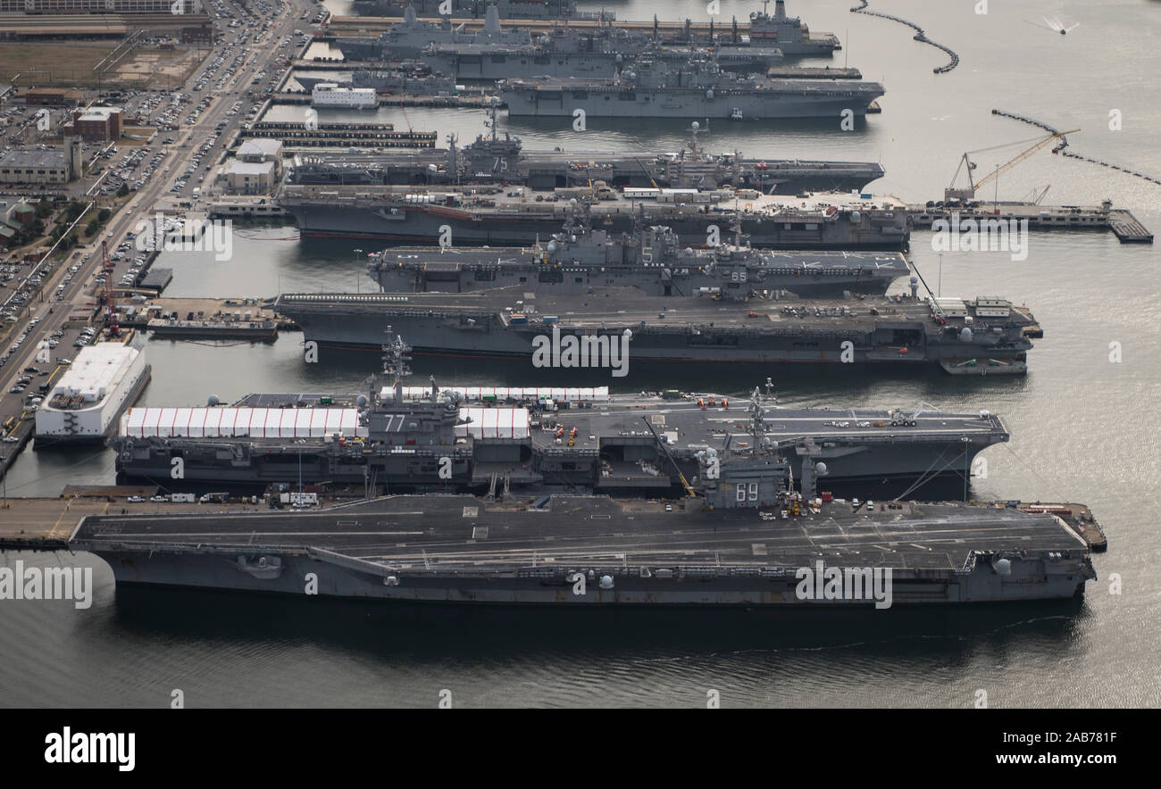 NORFOLK (dec. n. 20, 2012) La portaerei USS Dwight D. Eisenhower (CVN 69), USS George H.W. Bussola (CVN 77), USS Enterprise (CVN 65), USS Harry Truman (CVN 75) e USS Abraham Lincoln (CVN 72) sono in porto alla stazione navale di Norfolk, Virginia, il più grande del mondo naval station. Foto Stock