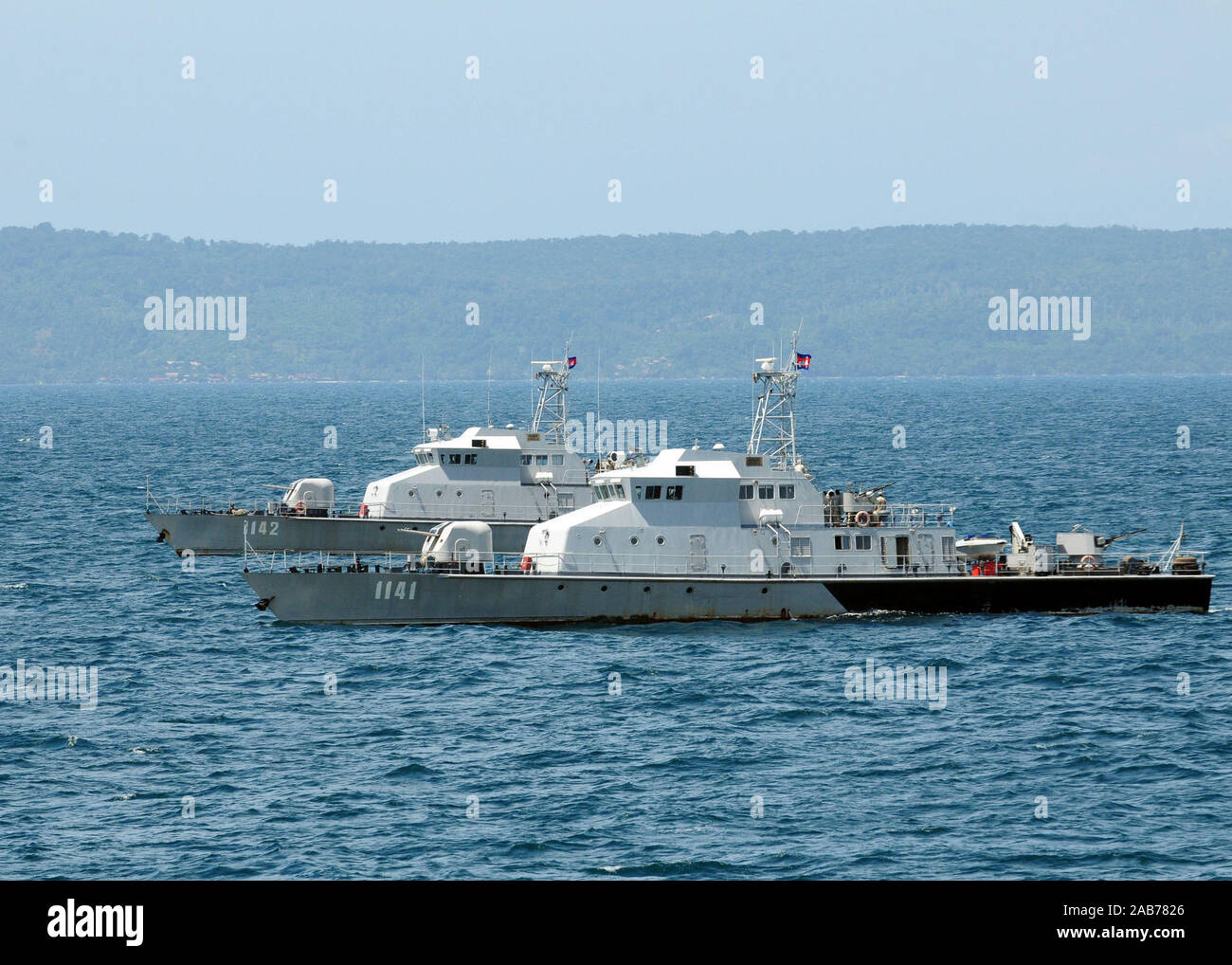 Golfo di Thailandia (ott. 24, 2012) La Royal Navy cambogiano patrol artigianato PC 1141 e PC 1142 in corso durante la fase di mare della cooperazione a galla la prontezza e la formazione (Carati) Cambogia 2012. Carato è una serie di accordi bilaterali di esercitazioni militari tra Stati Uniti La marina e le forze armate del Bangladesh, Brunei, Cambogia, Indonesia, Malaysia, Filippine, Singapore, Thailandia e Timor Est. Foto Stock