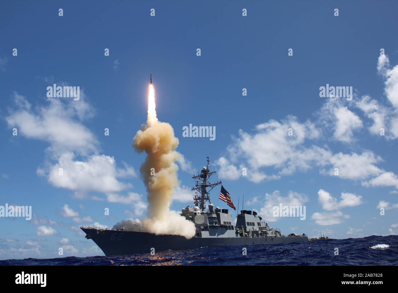 Oceano Pacifico (ott. 25, 2012) le visite-missile destroyer USS Fitzgerald (DDG 62) lancia un missile Standard-3 (SM-3) come al di là di un giunto di missili balistici esercizio di difesa. Foto Stock