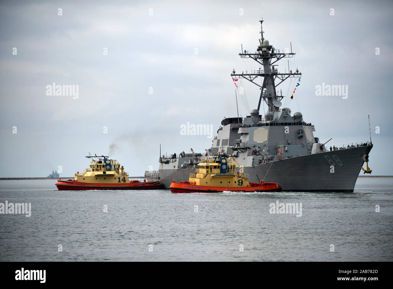 SAN DIEGO (feb. 6, 2013) Il Arleigh Burke-class guidato-missile destroyer USS Preble (DDG 88) si diparte dalla Base Navale di San Diego per una pianificazione in corso. Foto Stock