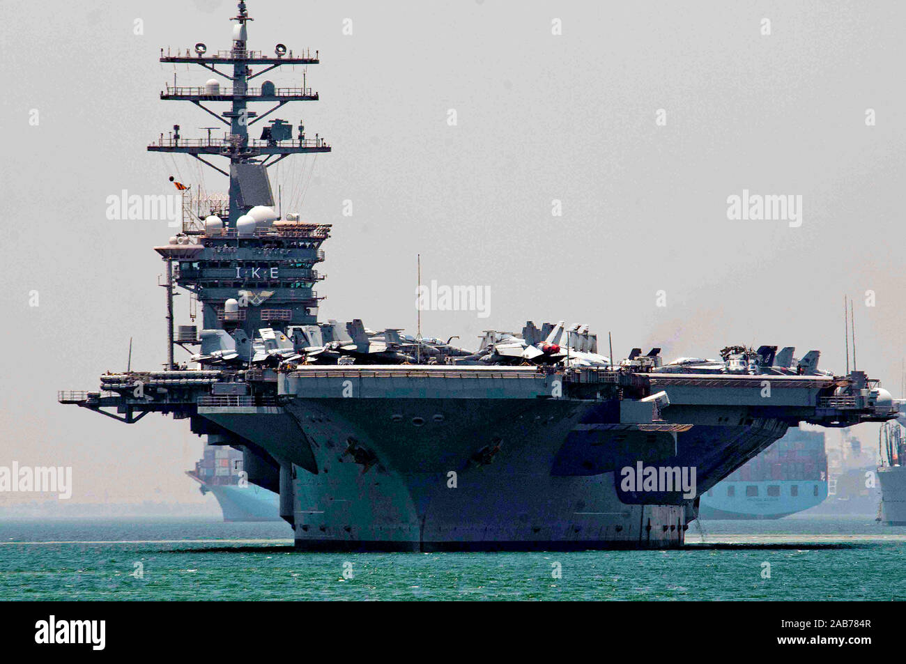 (18 luglio 2012) La portaerei USS Dwight D. Eisenhower CVN (69) transita il Canale di Suez. Foto Stock