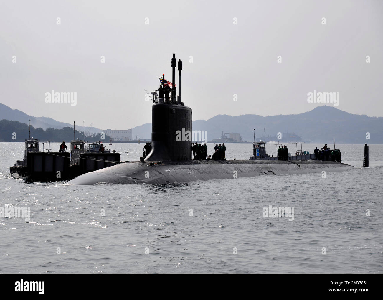 (19 marzo 2012) Il Virginia-class submarine USS North Carolina (SSN 777) è il primo Virginia-class sommergibile per visitare le attività della flotta Sasebo. Il porto di perla-basato nave arrivato lunedì per una visita di porta per accogliere crew rest e rifornimento. Foto Stock