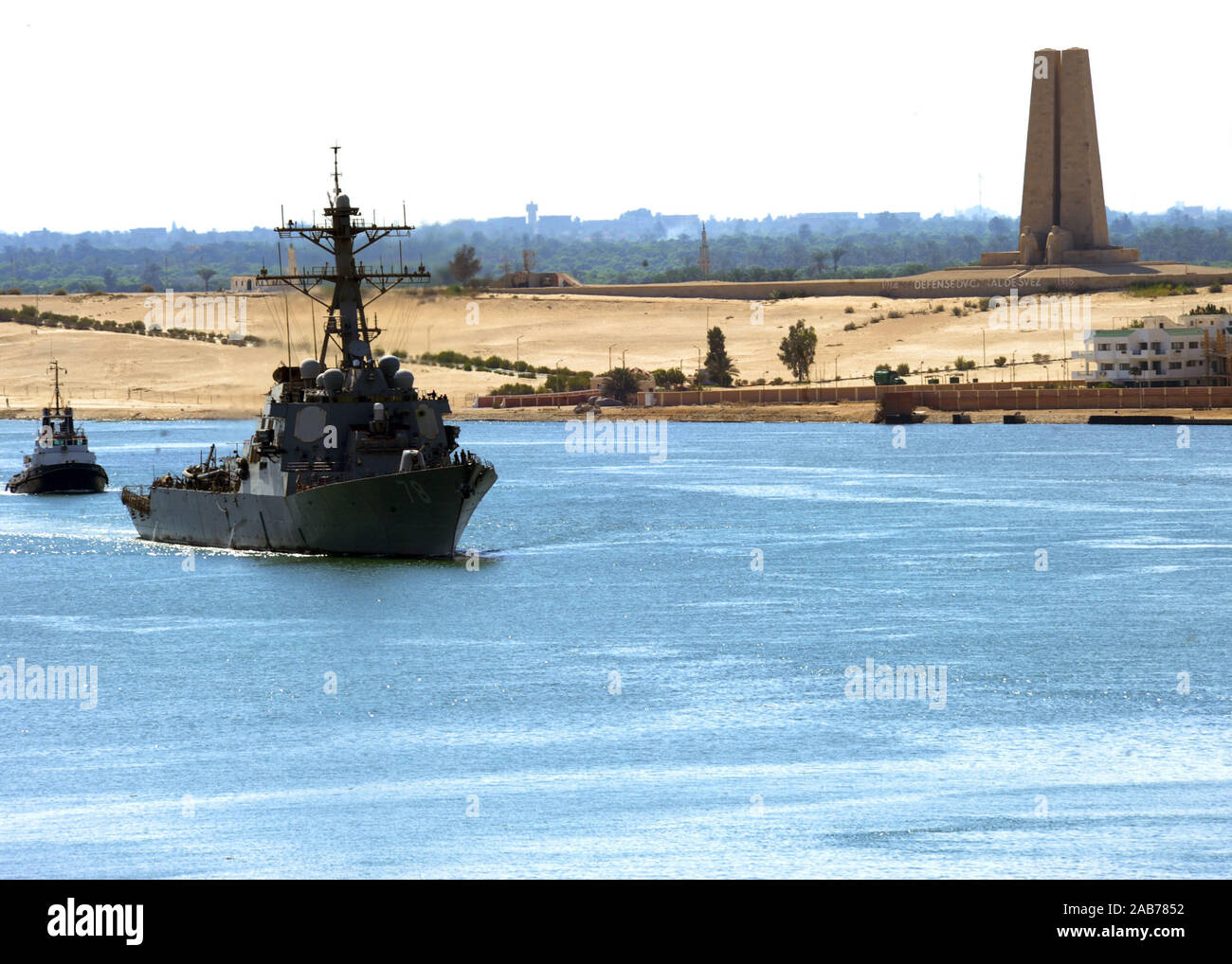 Canale di Suez (ott. 12, 2012) le visite-missile destroyer USS Porter (DDG 78) è attualmente in corso nel Canale di Suez. Foto Stock