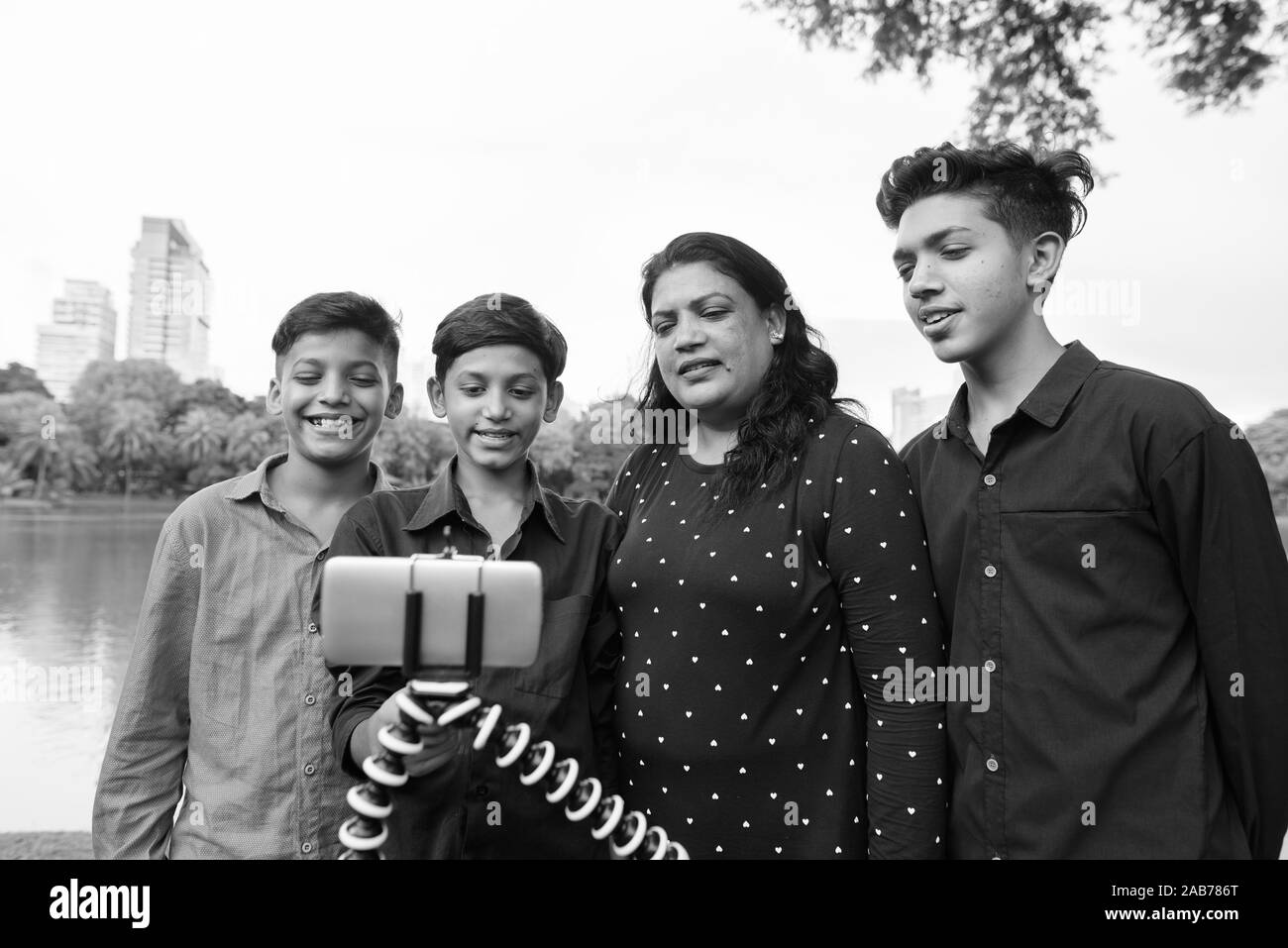 Ritratto di famiglia indiana rilassante insieme al parco Foto Stock