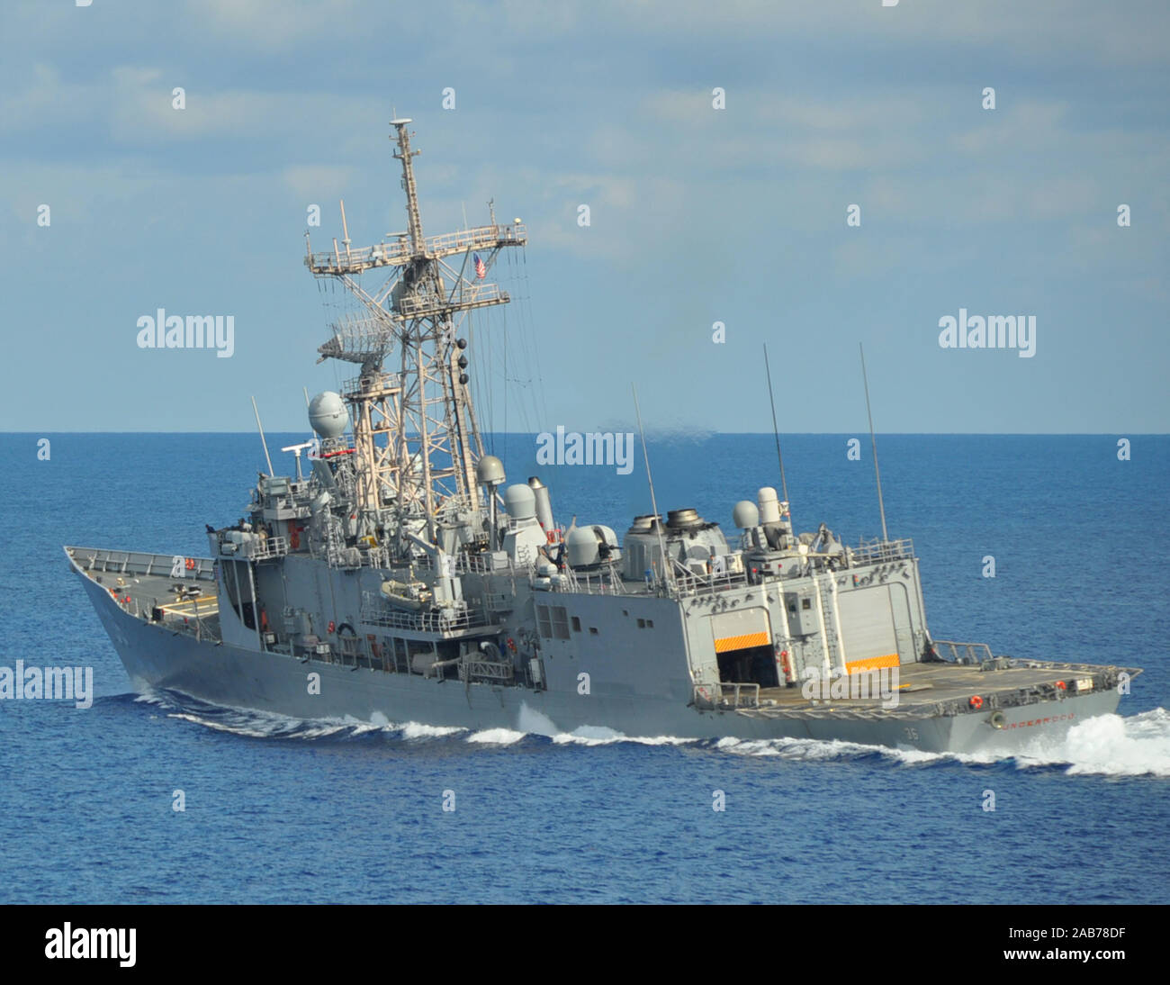 Mar dei Caraibi (ott. 1, 2012) il pericolo di Oliver Perry-classe fregata USS Underwood (FFG 36) è attualmente in corso nel Mar dei Caraibi per supportare il funzionamento Martillo, un americano, europeo e Emisfero Occidentale nazione partner sforzi mirati traffico illecito percorsi lungo l'istmo centroamericano. Foto Stock