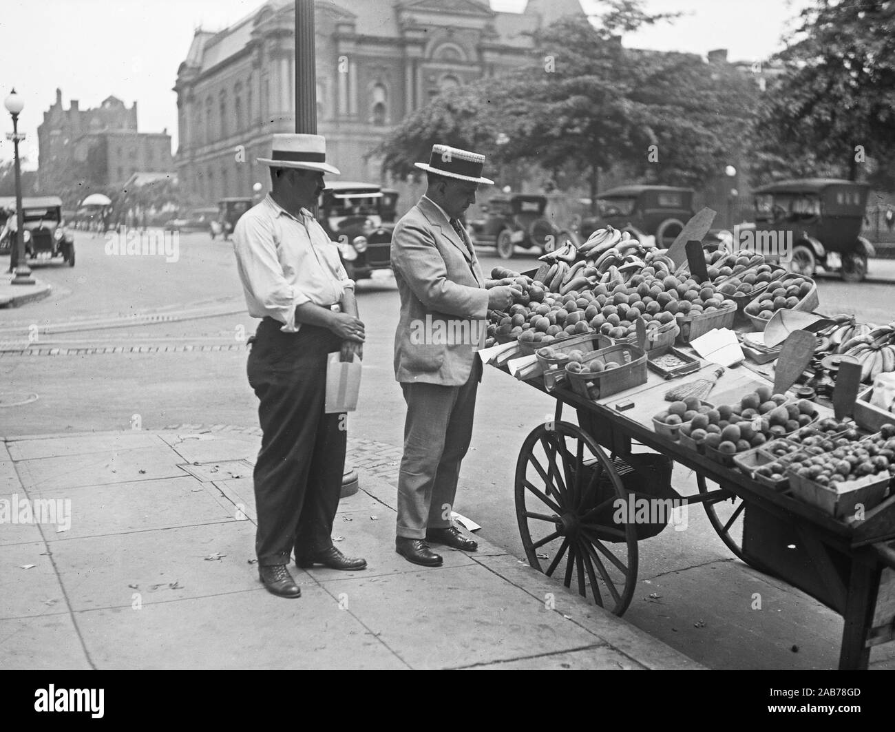 Venditore ambulante per la vendita di frutta su un Washington D.C. via ca. 1921-1923 Foto Stock