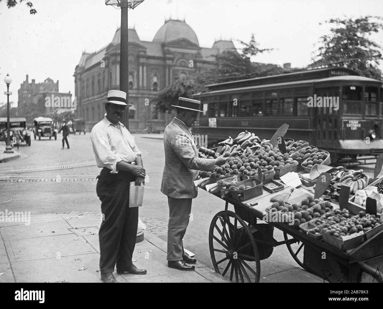 Venditore ambulante per la vendita di frutta su un Washington D.C. via ca. 1921-1923 Foto Stock