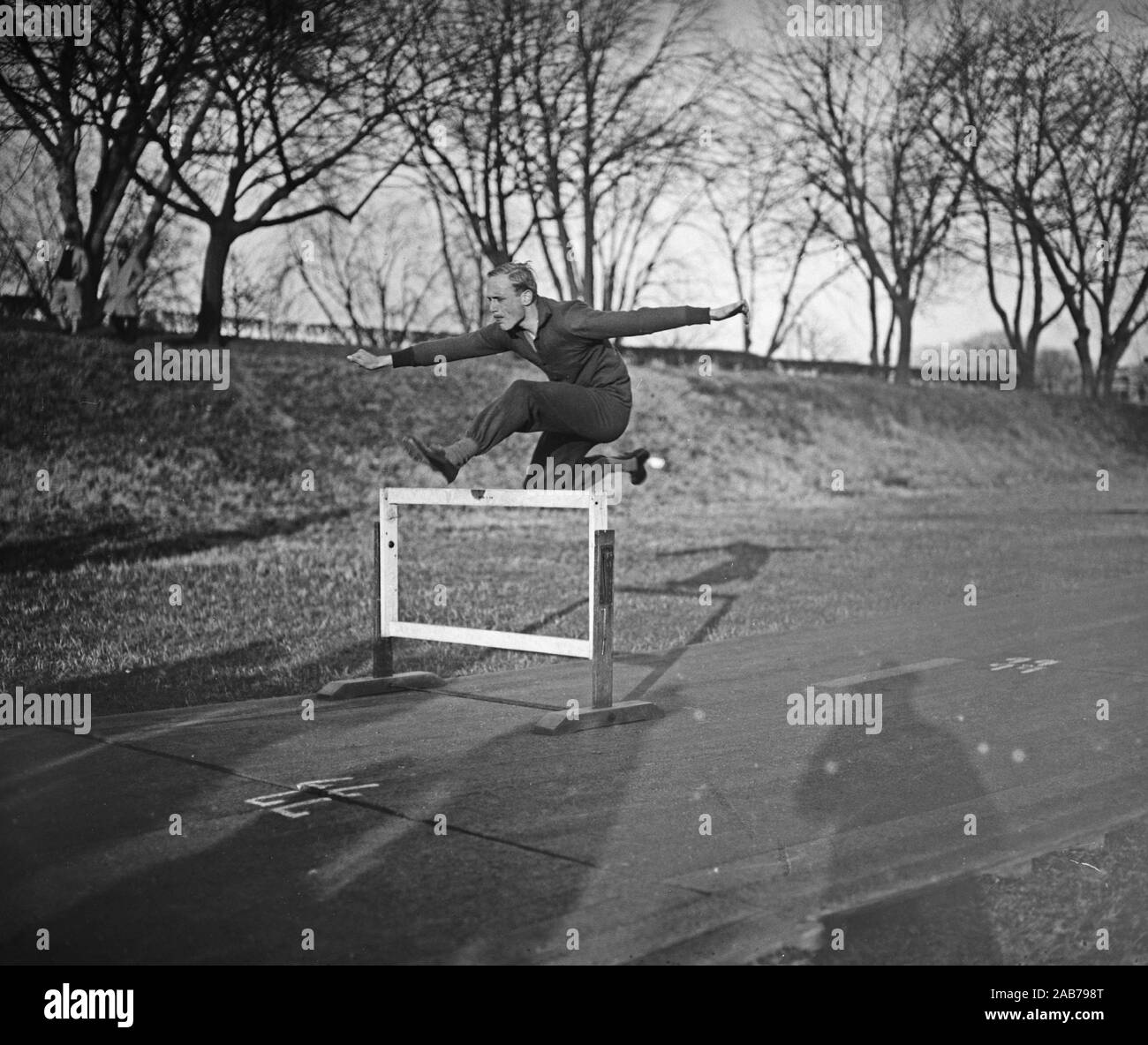Notare atleta tedesco opere fuori all'Università di Georgetown. Dr Otto Peltzer, notare il tedesco via stella e conquistatore di Paavo Nurmi e Edvin ampia a 1.500 metri, lavorando per il beneficio della Georgetown University trackmen ca. Dicembre 9, 1927 Foto Stock