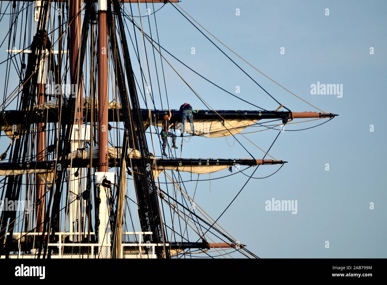 CHARLESTOWN, messa. (Agosto 24, 2012) velisti assegnati alla USS Constitution preparare le vele per essere impostata prima di navi in corso durante il Chief Petty Officer Heritage settimane. Durante le settimane, il chief petty officer selectees vivrà e treno a bordo di Costituzione, il più antico del mondo warship ha commissionato a galla. Foto Stock