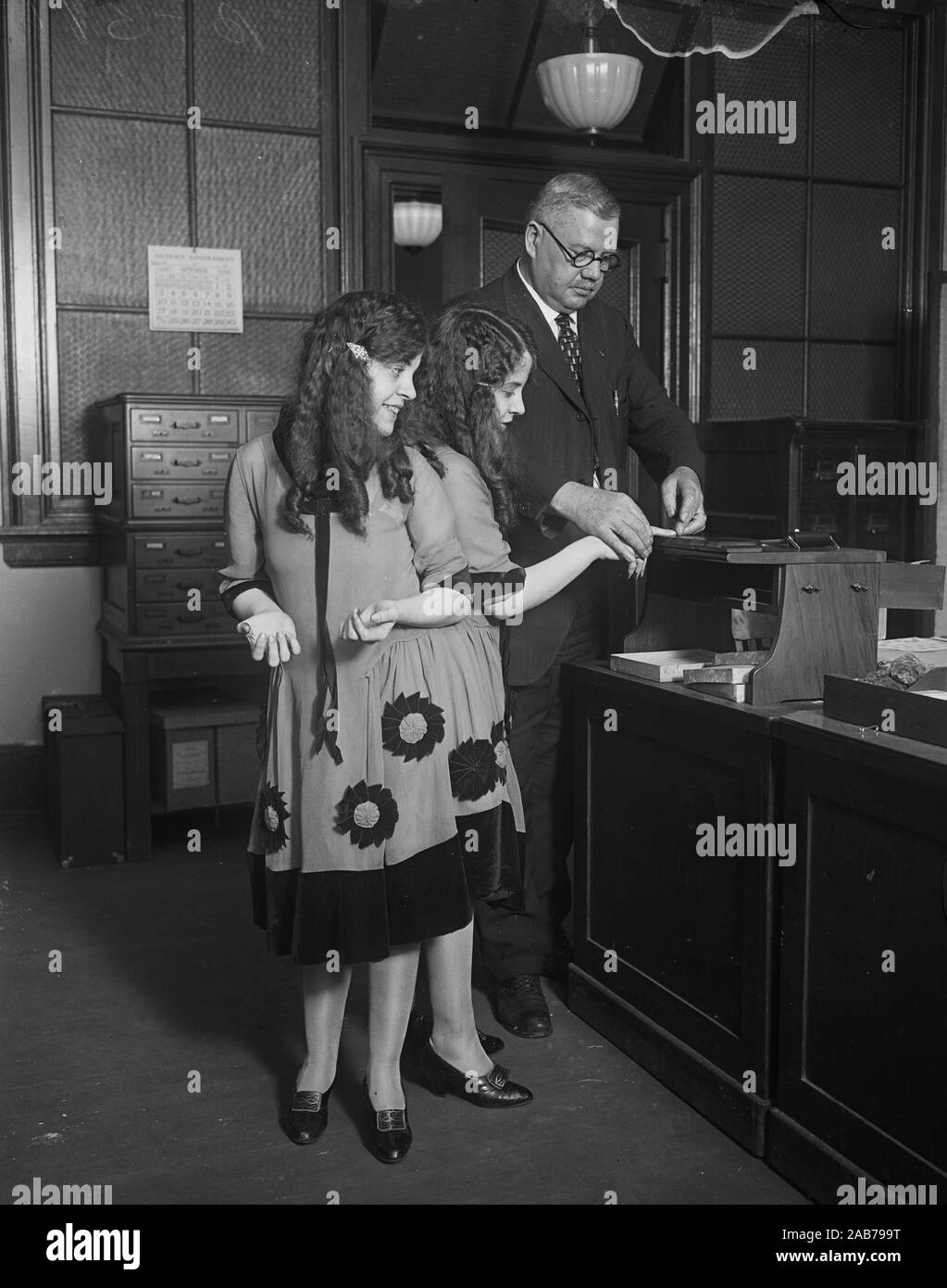 Rilevazione delle impronte digitali. Fred Sandberg, distretto di polizia esperto di impronte digitali, racconta Daisy e Violet Hilton, 'Siamese gemelli, " a prescindere dalle loro impronte digitali ca. Ottobre 6, 1926 Foto Stock