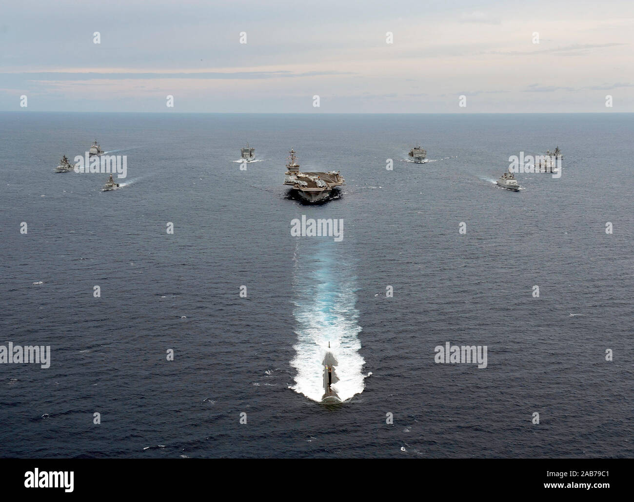 Golfo del Bengala (14 aprile 2012) La Nimitz-class portaerei USS Carl Vinson (CVN 70), Ticonderoga-class guidato-missili cruiser USS Bunker Hill (CG 52), e l'Arleigh Burke-class guidato-missile destroyer USS Halsey (DDG 97) transito in formazione con la Marina militare indiana navi durante esercizio Malabar 2012. Foto Stock