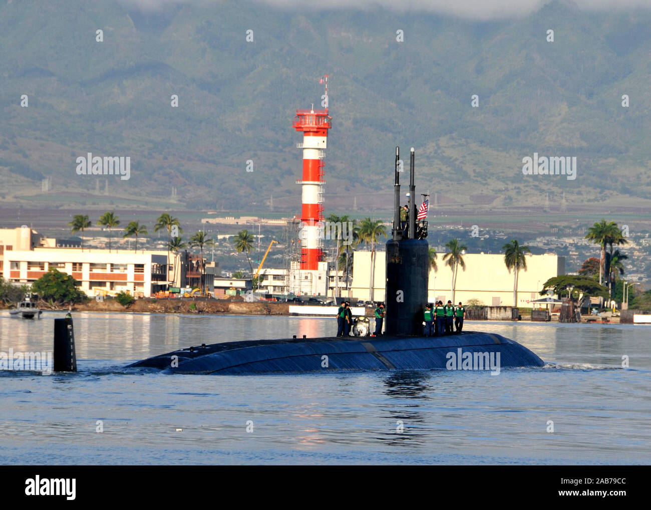 (Dec. n. 14, 2011) Il Los Angeles-class submarine USS Tucson (SSN 770) si diparte Base comune Harbor-Hickam perla per un programmato sei mesi Pacifico occidentale la distribuzione. Foto Stock