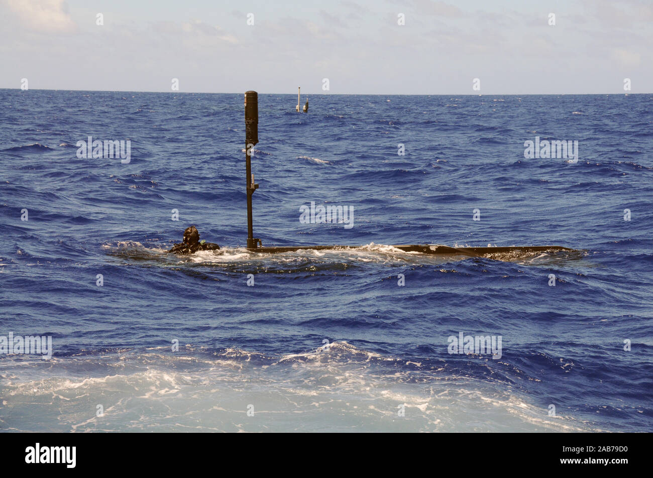 (Feb. 19, 2012) membri assegnati per la tenuta di veicoli di consegna Team (SDVT) 1 superficie per trovare il loro cuscinetti durante un esercizio di certificazione nell'Oceano Pacifico meridionale. Foto Stock