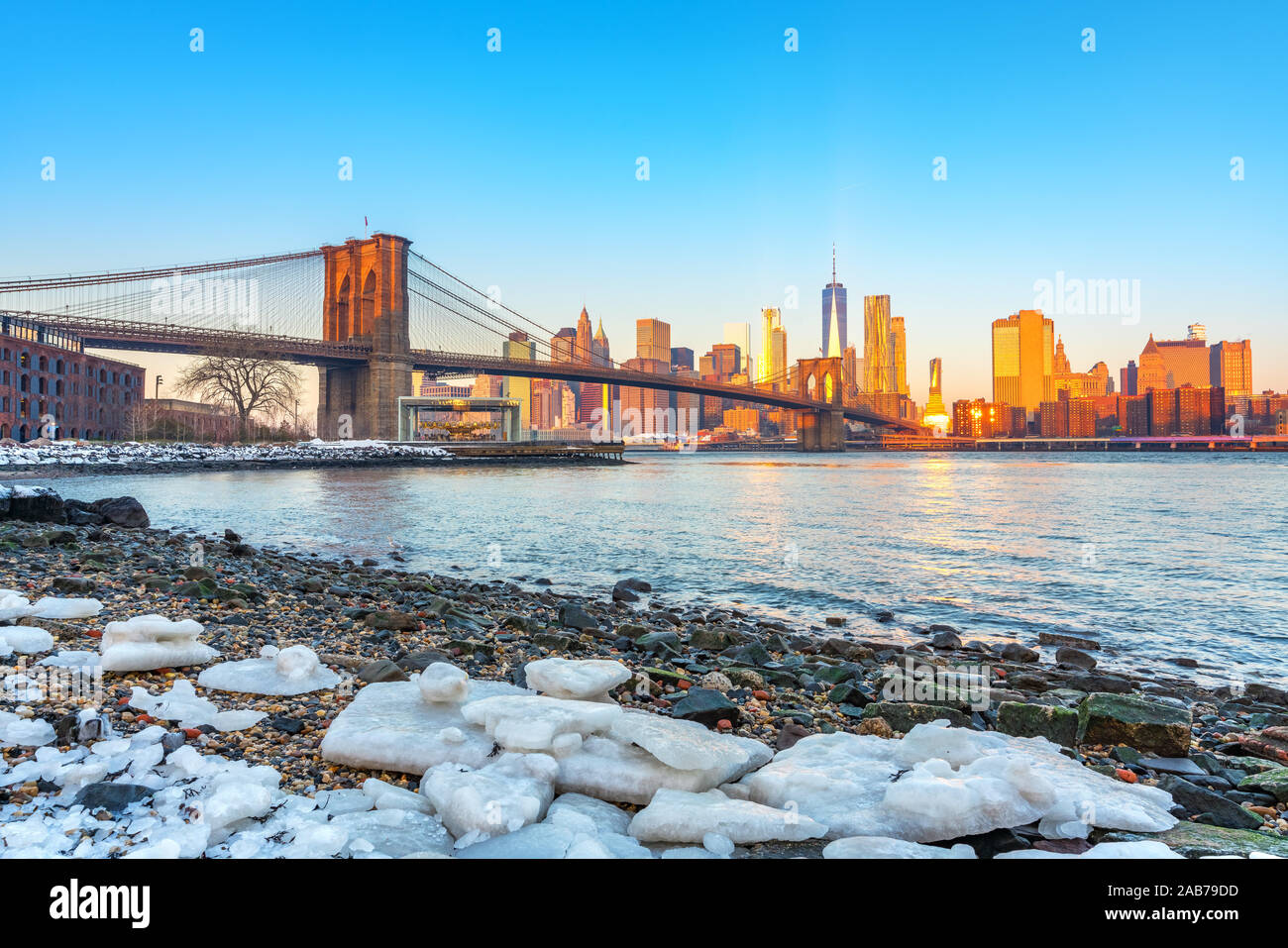 Il ponte di Brooklyn e Manhattan in inverno sunrise Foto Stock