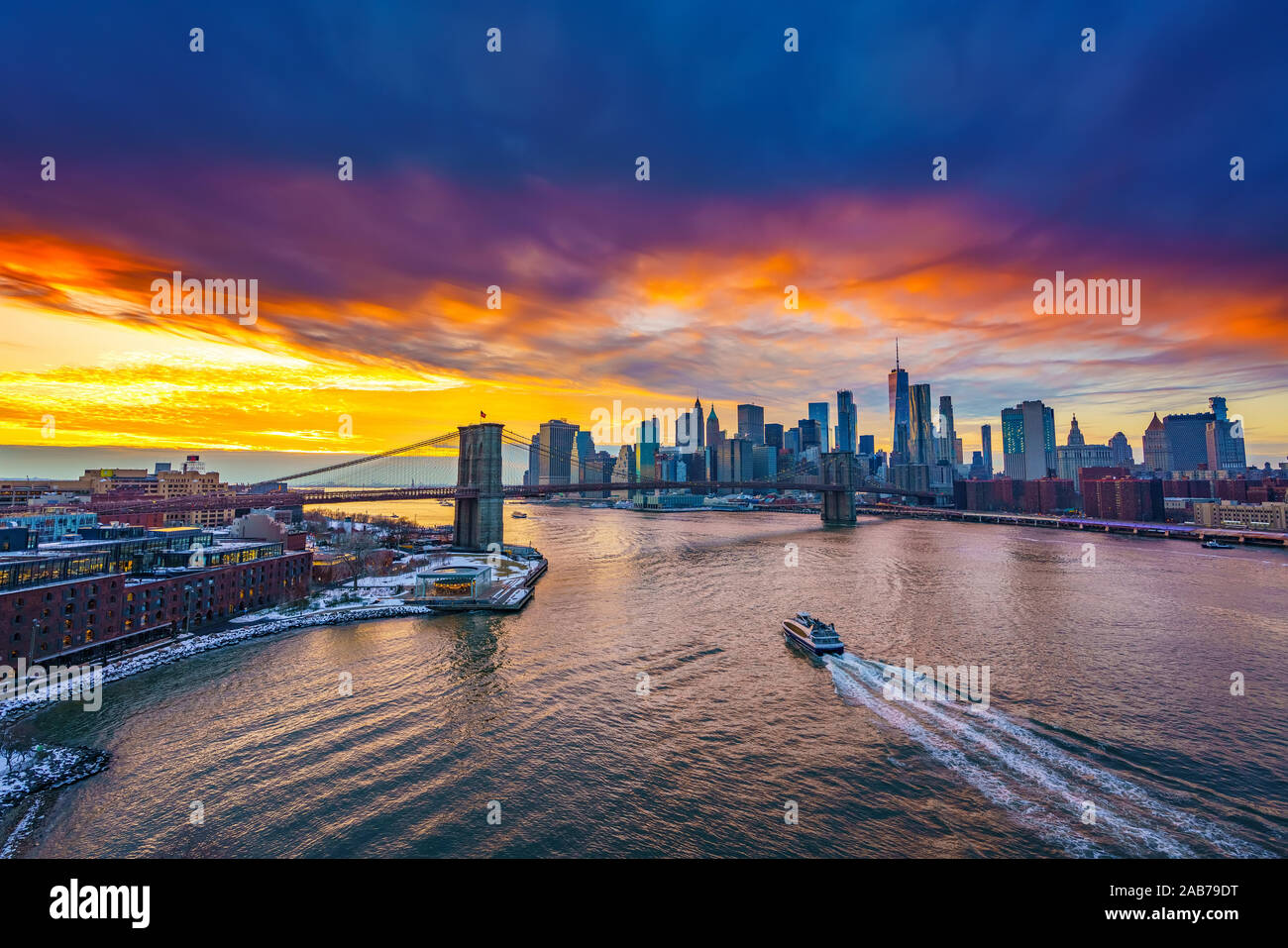 Il ponte di Brooklyn e Manhattan al tramonto Foto Stock