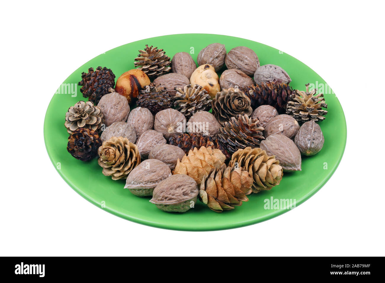 Bella abeti e pini coni e foresta heap i dadi per la ghirlanda di Natale. Isolato su bianco studio macro Foto Stock