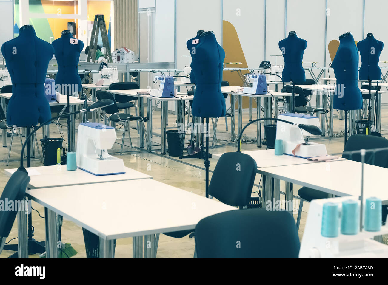 Interno della fabbrica di indumento . Si chiude facendo atelier con diverse macchine da cucire. Sartoria industria, designer di moda workshop, concetto di settore Foto Stock