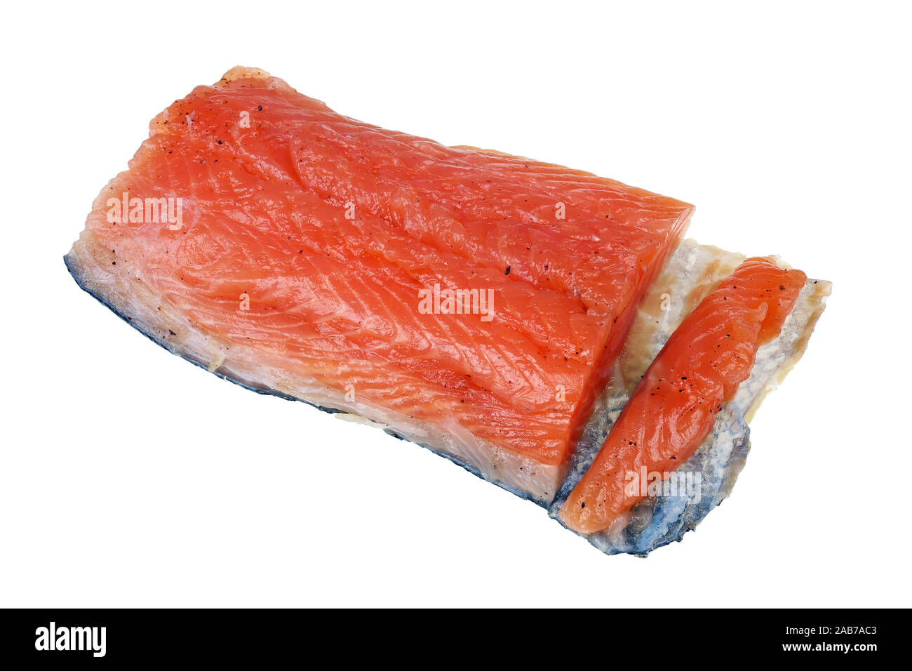 Un grande pezzo di deliziosi piatti salati filetto di salmone norvegese con la pelle. Isolato su bianco studio macro Foto Stock
