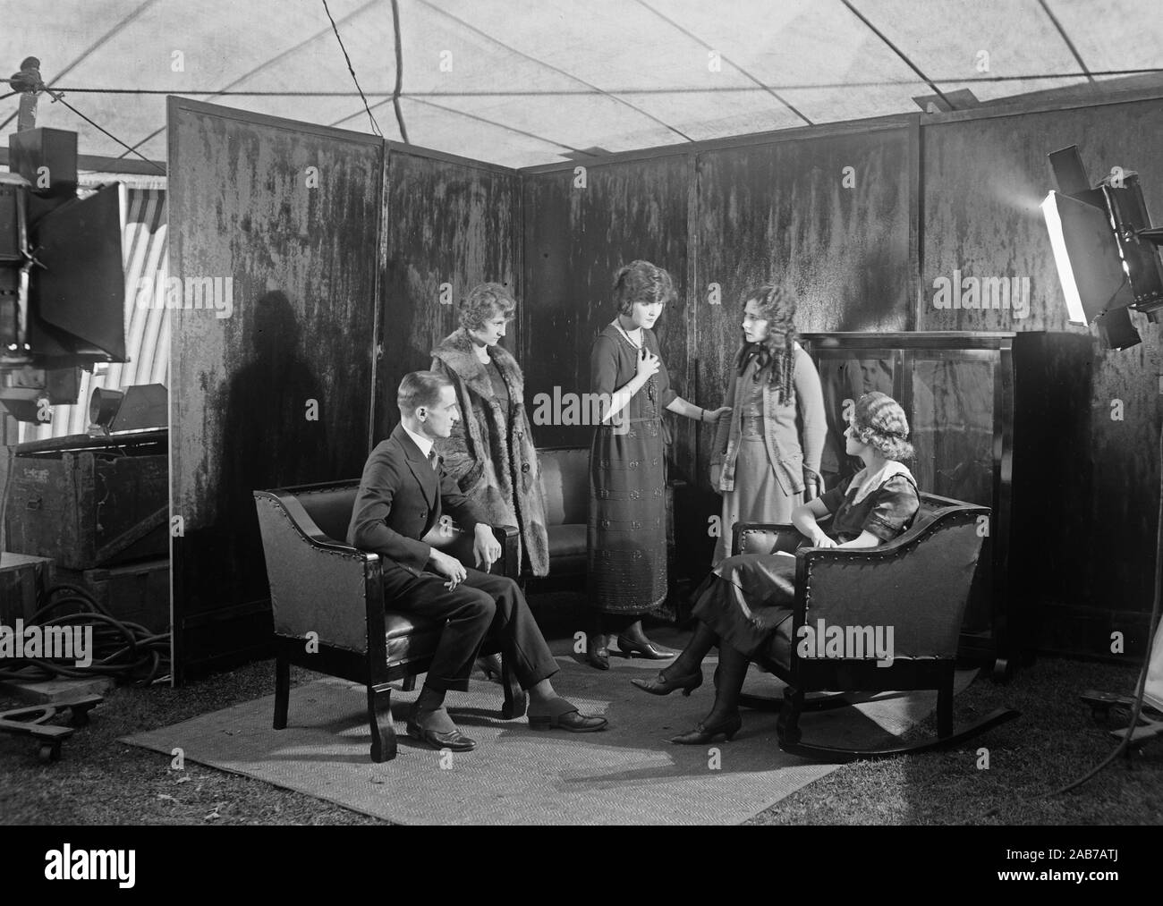 Motion Picture set: attori e attrici; Lillian Gish? Secondo da destra ca. 1915-1923 Foto Stock