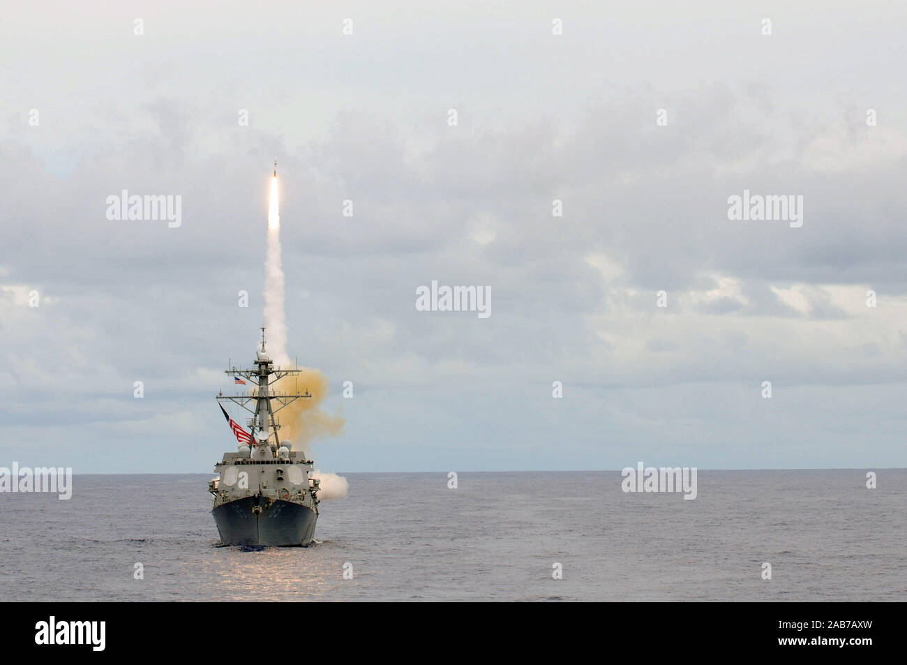 Oceano Pacifico (sett. 20, 2012) le visite-missile destroyer USS McCampbell (DDG 85) incendi due Missile Standard 2 (SM-2) missili dalla nave del missile aft deck durante un esercizio di missili. Foto Stock