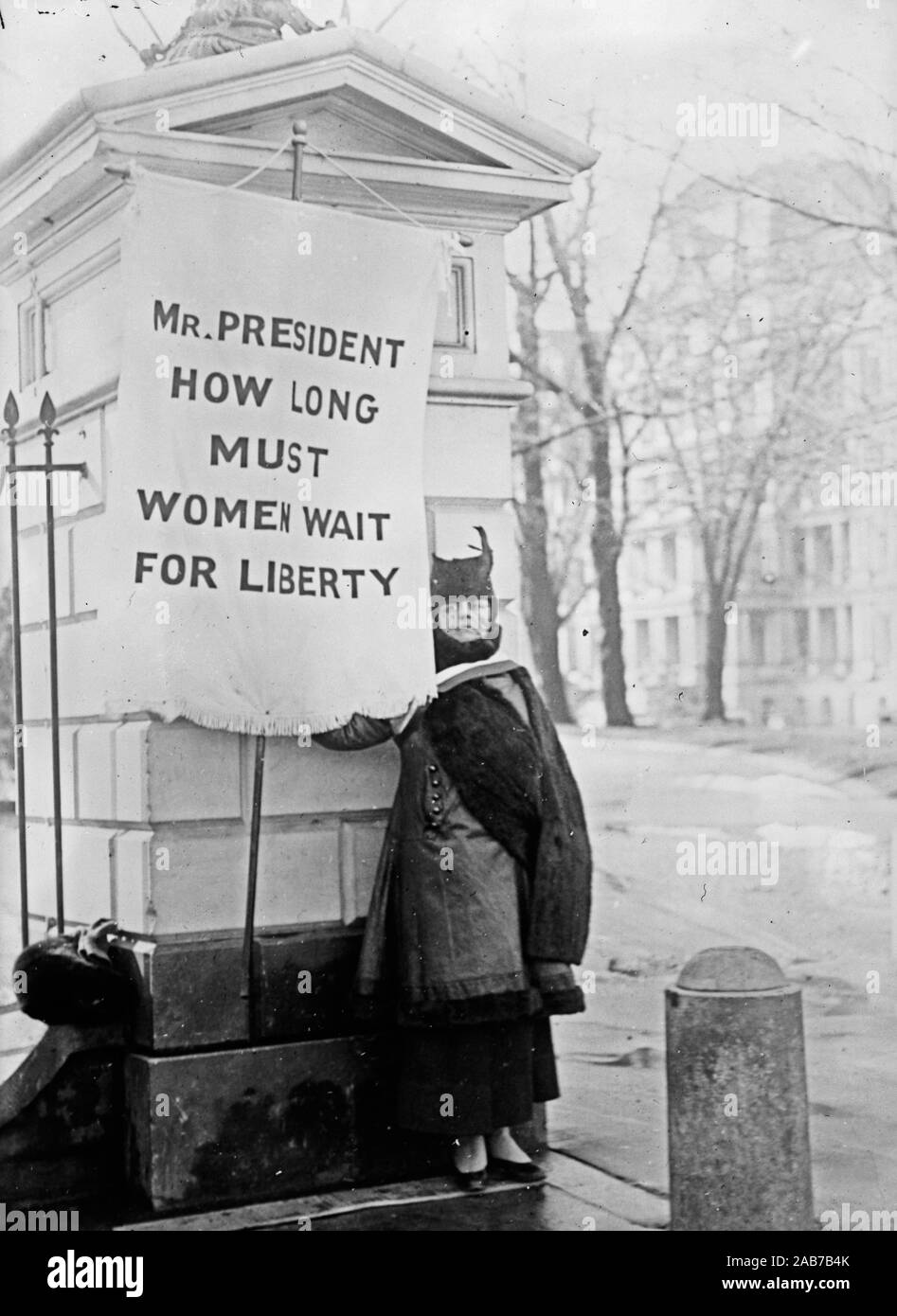 Il suffragio femminile movimento - Signor Presidente quanto tempo deve attendere le donne di libertà? Ca. 1917 Foto Stock