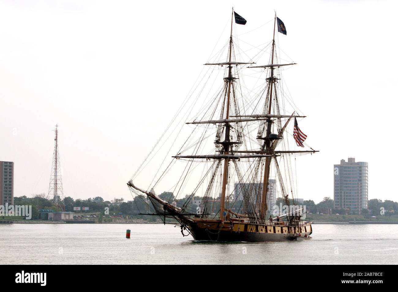DETROIT (sett. 4, 2012) Il noi Brig Niagara arriva al Molo rinascimentale durante il NavyÕs commemorazione del bicentenario della guerra del 1812 a Detroit. Questa celebrazione coincide con Detroit Navy settimana uno dei 15 firma gli eventi programmati in tutta l'America nel 2012. Niagara è servita come rilievo ammiraglia di Oliver Hazard Perry nella battaglia del Lago Erie durante la guerra del 1812. Foto Stock