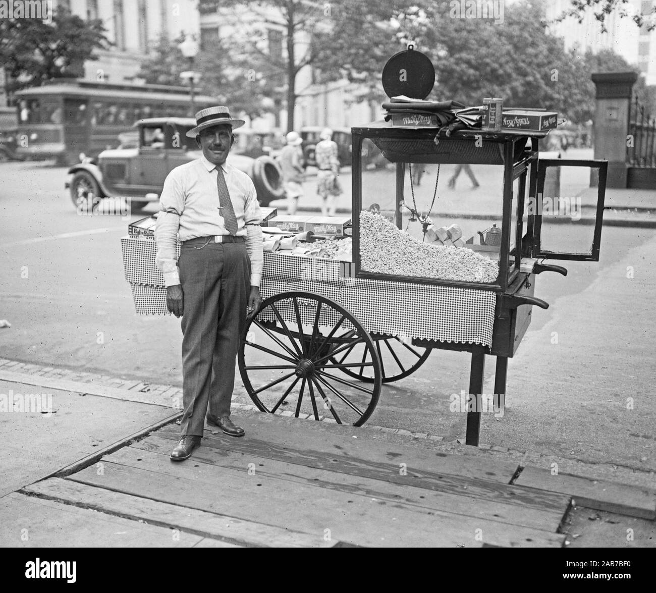 Steve Vasilakes cui pushcart ha resistito all'angolo di Oriente Executive Avenue vicino alla Casa Bianca per gli ultimi venti anni ha catering per l'arachide mangiare proclivities del presidente Roosevelt, Taft, Wilson, Harding e Coolidge. Ma Steve afferma il Presidente Hoover passa lui completamente. "Presidente Hoover è un bel-un uomo", Steve ha detto, "ma egli non ha mai comprare una nocciolina. Egli solo venire qui nella sua auto. Dico "Hello" e lui andare sull' Foto Stock