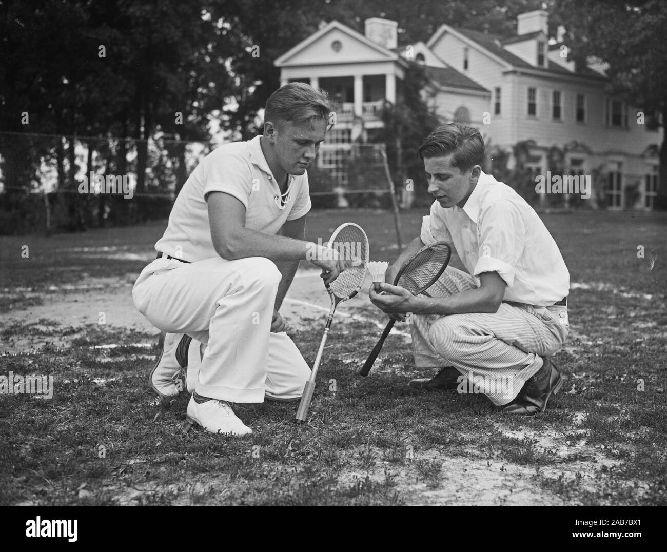 Due uomini con badminton racchette ca. 1936-1937 Foto Stock