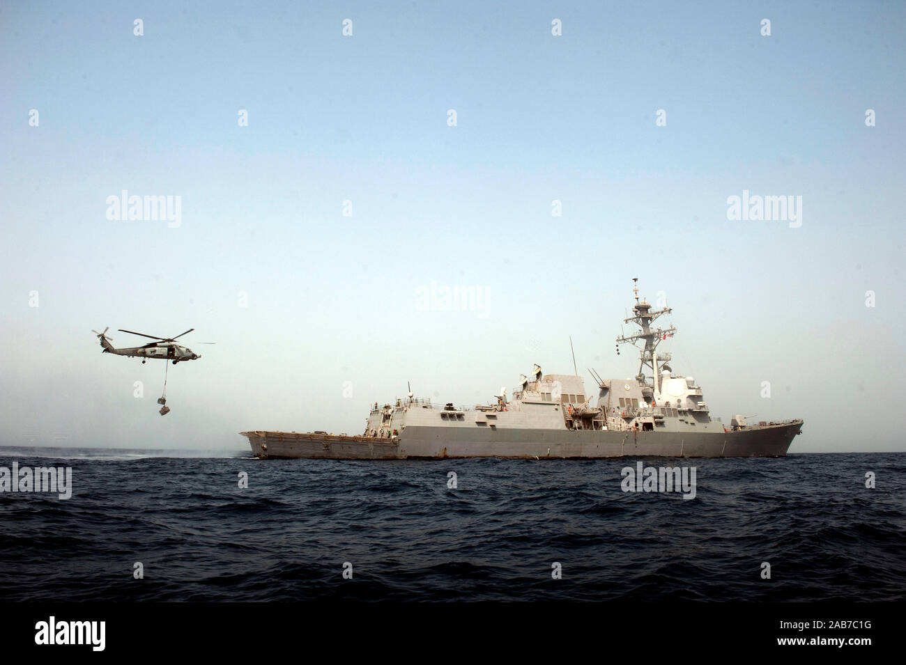 Stati Uniti Quinta Flotta AREA DI RESPONSABILITÀ (Agosto 15, 2012) Una SH-60B Mare Hawk elicottero assegnato alle visite-missile destroyer USS Nitze (DDG 94) eroga al carico di Nitze del ponte di volo. Nitze è distribuito come parte dell'Enterprise Carrier Strike gruppo per gli Stati Uniti Quinta Flotta area di responsabilità condurre le operazioni di sicurezza marittima, teatro la cooperazione in materia di sicurezza gli sforzi e le missioni di sostegno per l'Operazione Enduring Freedom. Foto Stock