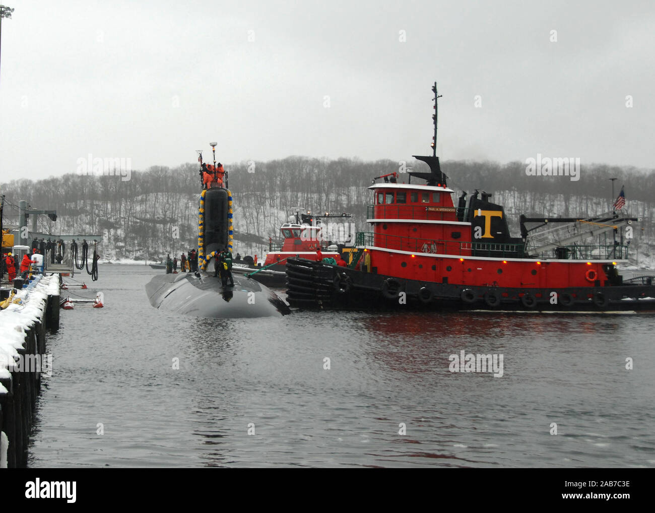 GROTON, Connecticut. (Feb. 13, 2014) l'attacco sommergibile USS Virginia (SSN 774) arriva al navale Base sottomarina di New London a Groton, Connecticut, dopo il completamento di un programmato sei mesi di distribuzione d'oltremare nell'Unione regione di funzionamento. Foto Stock