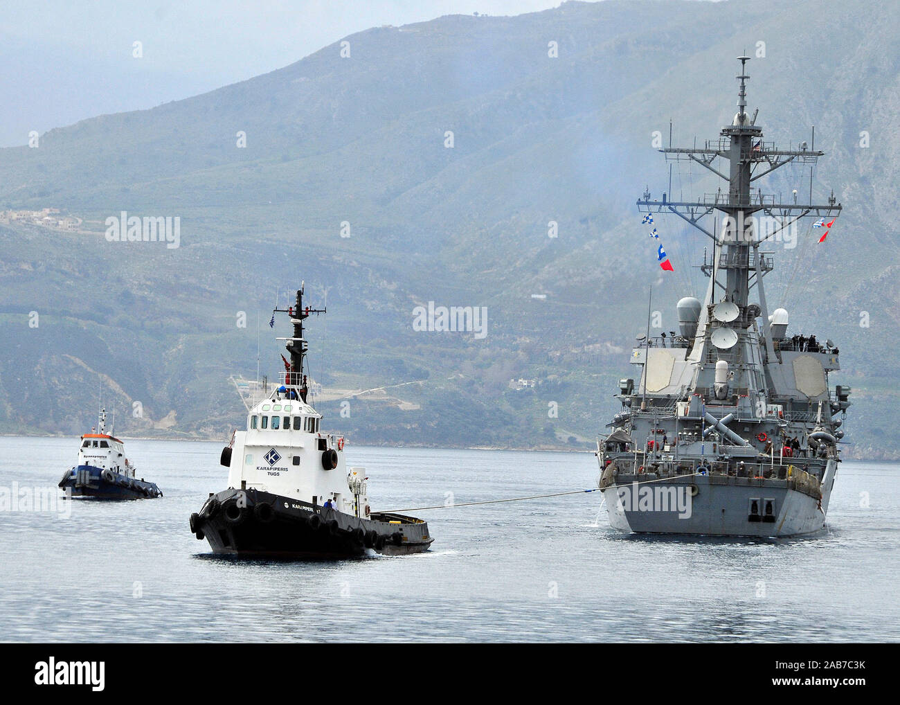 SOUDA BAY, Grecia (8 marzo 2013) le visite-missile destroyer USS Barry (DDG 52) arriva in Souda Bay. Foto Stock