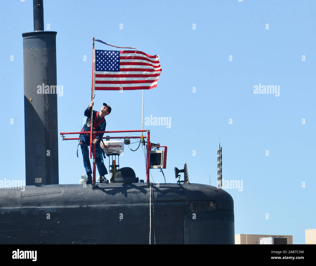 PEARL HARBOR (15 luglio 2015) un tecnico elettronico 2a classe assegnata al Los Angeles-class attack submarine USS Columbia (SSN 771), sposta i colori per il ponte durante le operazioni di routine Foto Stock