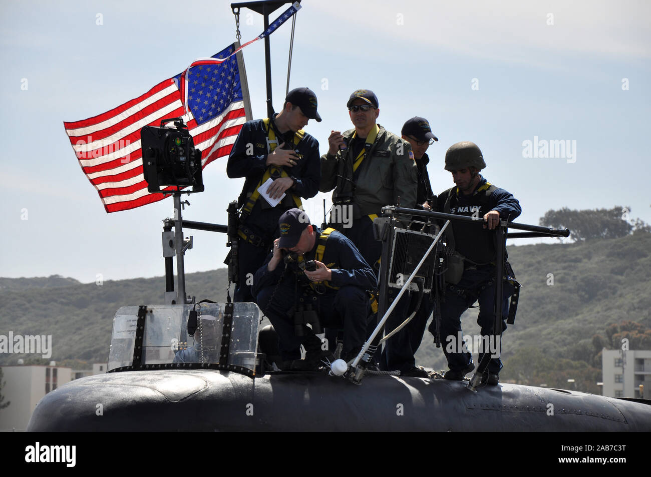 SAN DIEGO (26 marzo 2013) della Cmdr. Douglas Bradley, comandante della Los Angeles-class attack submarine USS Asheville (SSN 758), sorge sulla torre conning come la nave parte per un programmato sei mesi di distribuzione per il Pacifico occidentale Regione. Foto Stock