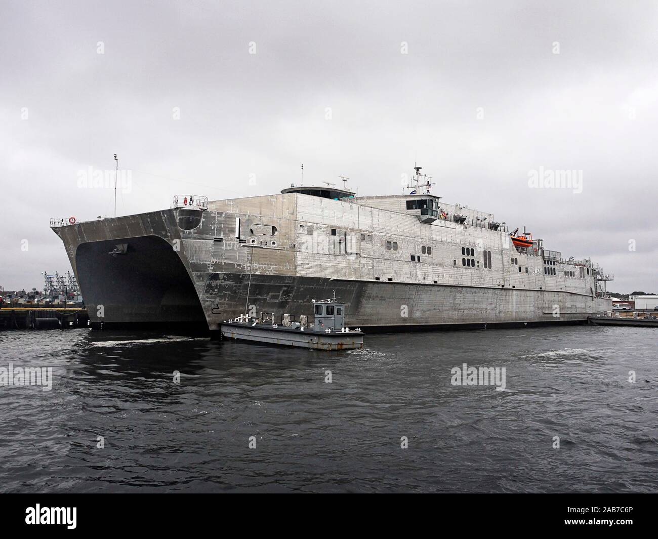 VIRGINIA BEACH, Va. (feb. 16, 2013) i militari Sealift giunto di comando ad alta velocità a nave USNS Spearhead (JHSV-1) tira in comune Base Expeditionary poco Creek-Fort Storia. Punta di diamante è il primo dei nove comuni della Marina Militare navi veloci ed è stato progettato per un rapido intra-teatro il trasporto di truppe e di attrezzature militari Foto Stock