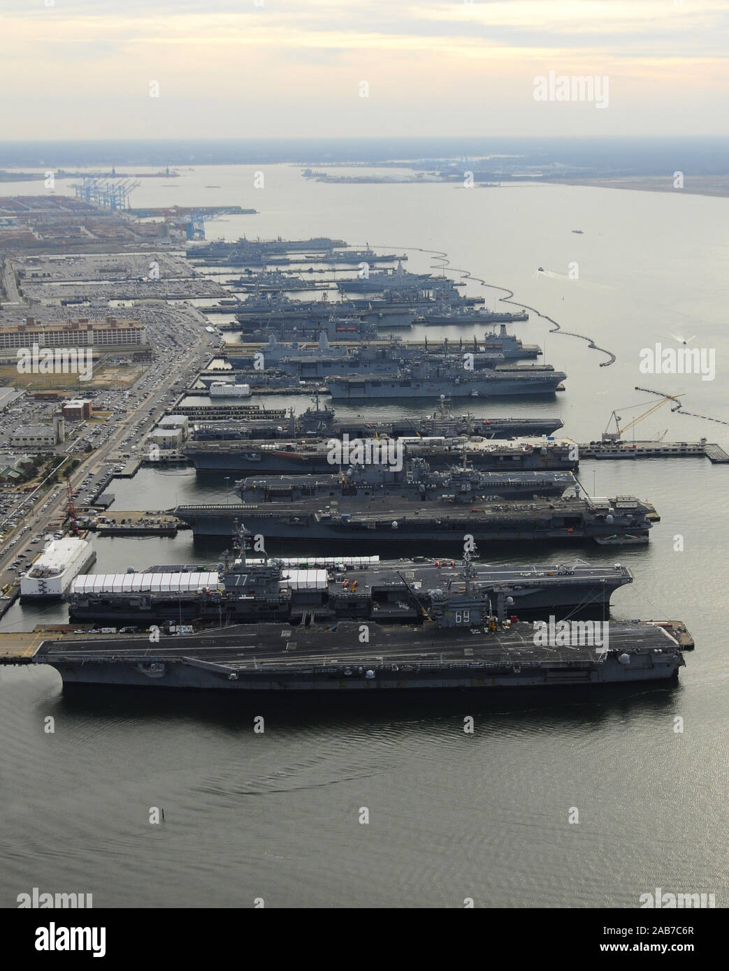 NORFOLK (dec. n. 20, 2012) La portaerei USS Dwight D. Eisenhower (CVN 69), USS George H.W. Bussola (CVN 77), USS Enterprise (CVN 65), USS Harry Truman (CVN 75) e USS Abraham Lincoln (CVN 72) sono in porto alla stazione navale di Norfolk, Virginia, il worldÕs più grande stazione navale. Foto Stock