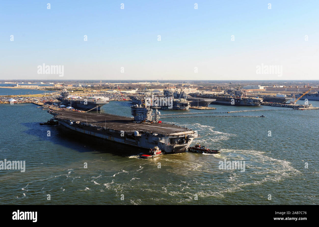 NORFOLK (dec. n. 19, 2012) La Nimitz-class portaerei USS Dwight D. Eisenhower (CVN 69) rende il suo approccio pierside alla stazione navale di Norfolk. Dwight D. Eisenhower ritorna alla Naval Station Norfolk dopo sei mesi di distribuzione per gli Stati Uniti La quinta e la sesta flotta aree di responsabilità a sostegno dell'Operazione Enduring Freedom, le operazioni di sicurezza marittima e di protezione del teatro gli sforzi di cooperazione. Foto Stock
