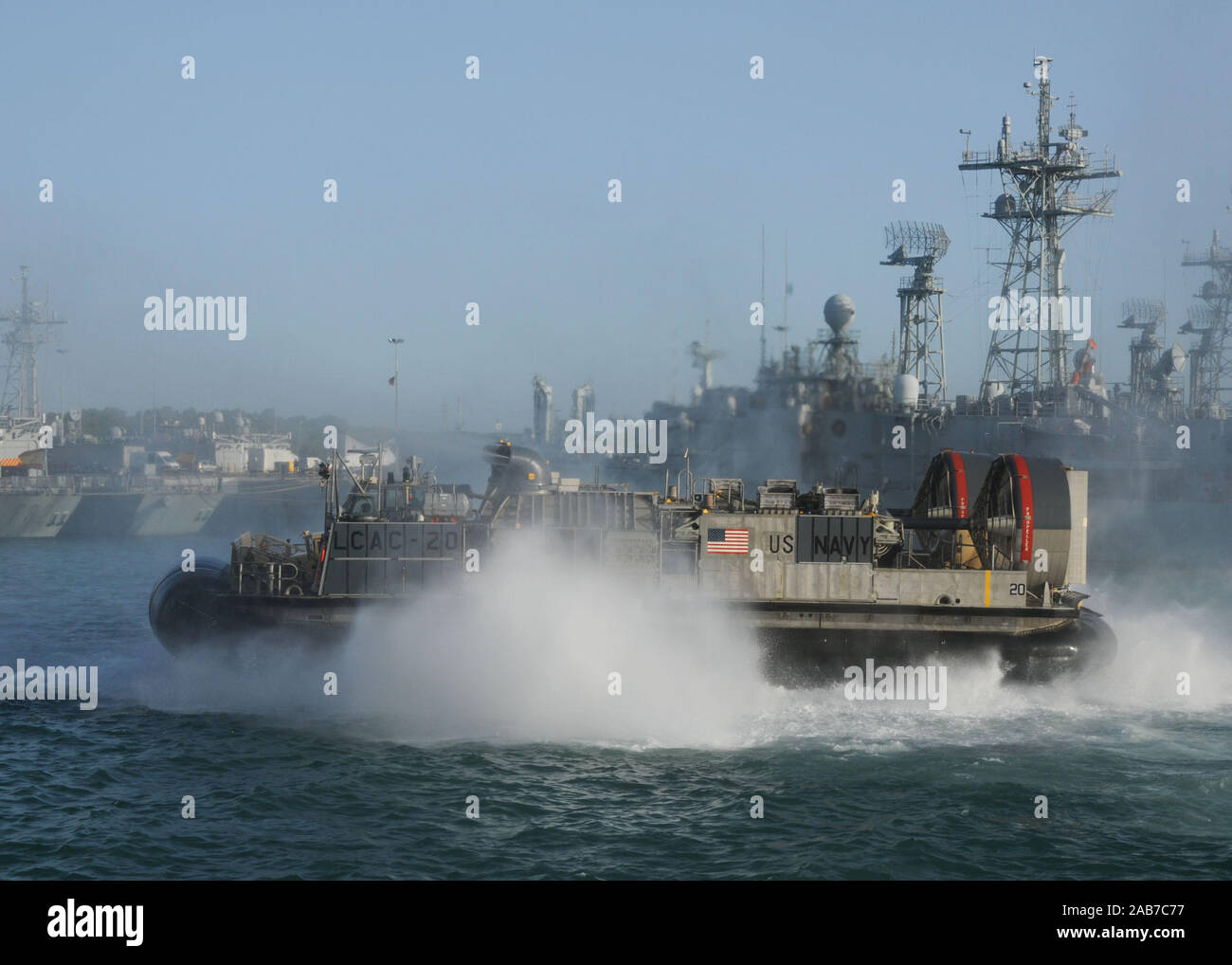 ROTA, Spagna (nov. 15, 2012) Una Landing Craft Air Cushion (LCAC) restituisce la ben deck di trasporto anfibio dock nave USS New York (LPD 21) mentre è pierside a Rota, Spagna, durante una prevista visita porta. New York è parte di Iwo Jima Amphibious pronto il gruppo con il avviato 24 Marine Expeditionary Unit (xxiv MEU) e viene distribuito come supporto del le operazioni di sicurezza marittima e di teatro la cooperazione in materia di sicurezza gli sforzi negli Stati Uniti Sesta flotta area di responsabilità. Foto Stock