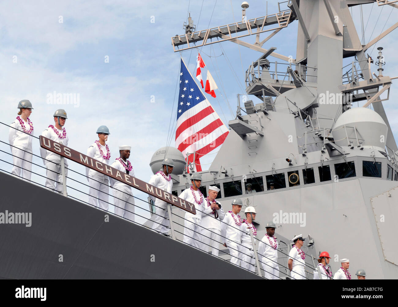 PEARL HARBOR (nov. 21, 2012) marinai a bordo guidato-missile destroyer USS Michael Murphy (DDG 112) uomo le rotaie come la nave arriva a homeport di base comune Harbor-Hickam perla per la prima volta. Il nuovo distruttore onora la fine Lt. (Guarnizione di tenuta) Michael P. Murphy, New York native che postumo è stato premiato con la medaglia d'onore per le sue azioni in combattimento come leader di un quattro-uomo squadra di ricognizione in Afghanistan. Murphy è stata la prima persona ad essere premiati con la medaglia per le azioni in Afghanistan e il primo membro della U.S. Navy per ricevere il premio dato che la guerra del Vietnam. Foto Stock