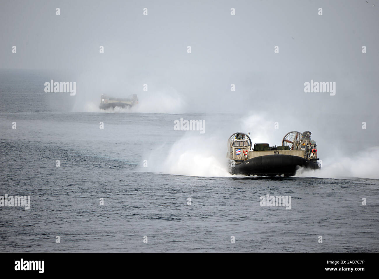 Oceano Pacifico (feb. 7, 2013) Due Landing Craft Air Cushion (LCAC) assalto approccio artigianale ben coperta dell'assalto anfibio nave USS Boxer (LHD 4). Boxer è attualmente in corso al largo della costa della California del Sud. Foto Stock