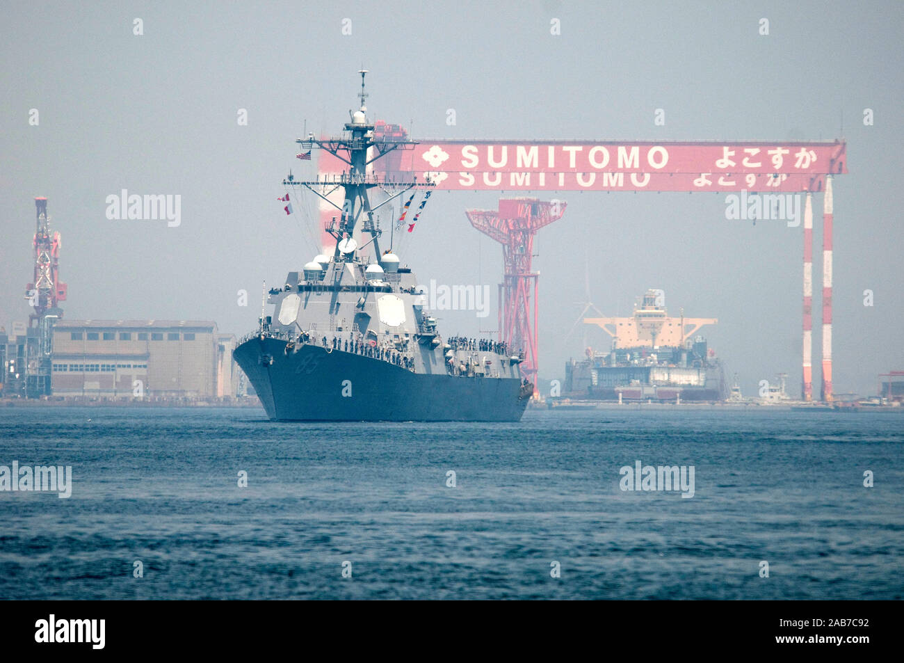 YOKOSUKA, Giappone (26 luglio 2012) le visite-missile destroyer USS McCampbell (DDG 85) arriva al comandante le attività della flotta Yokosuka seguendo una pattuglia NEGLI STATI UNITI 7 flotta area di operazioni. Foto Stock