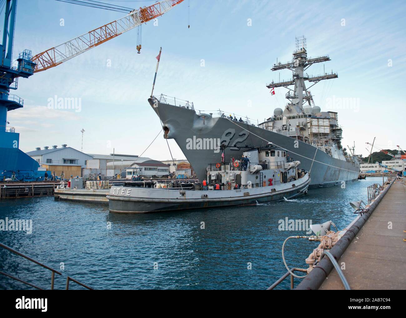 YOKOSUKA, Giappone (ott. 24, 2012) le visite-missile destroyer USS Lassen (DDG 82) viene guidato fuori di un bacino di carenaggio di Rimorchiatori e spintori a le attività della flotta, Yokosuka. Lassen è in un bacino di carenaggio scelto disponibilità limitata di fase. Foto Stock