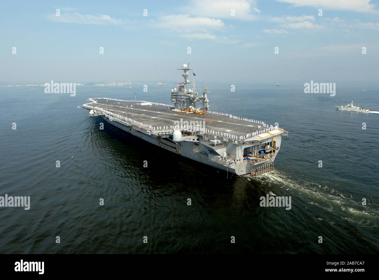 Oceano Pacifico (26 luglio 2012) - STATI UNITI La marina è distribuita portaerei USS George Washington (CVN 73) transita attraverso la baia di Tokyo come esso ritorna alla sua posizione avanzata operativa di localizzazione Yokosuka, Giappone. La Nimitz-class portaerei partì le attività della flotta Yokosuka il 26 maggio per iniziare la sua pattuglia 2012. George Washington e la sua aria imbarcato ala, Carrier aria Wing (CVW) 5, fornire un contro-pronto forza che protegge e difende il collettivo di interesse marittimi degli Stati Uniti e dei suoi alleati e partner nella regione Asia-Pacifico. Foto Stock