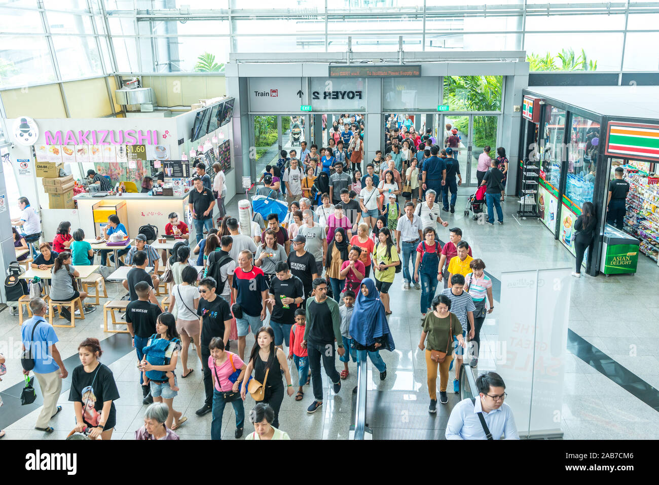 Sud Est Asia / Singapore - Nov 23, 2019 : Unidentified folla di persone in luoghi pubblici in un fine settimana Foto Stock