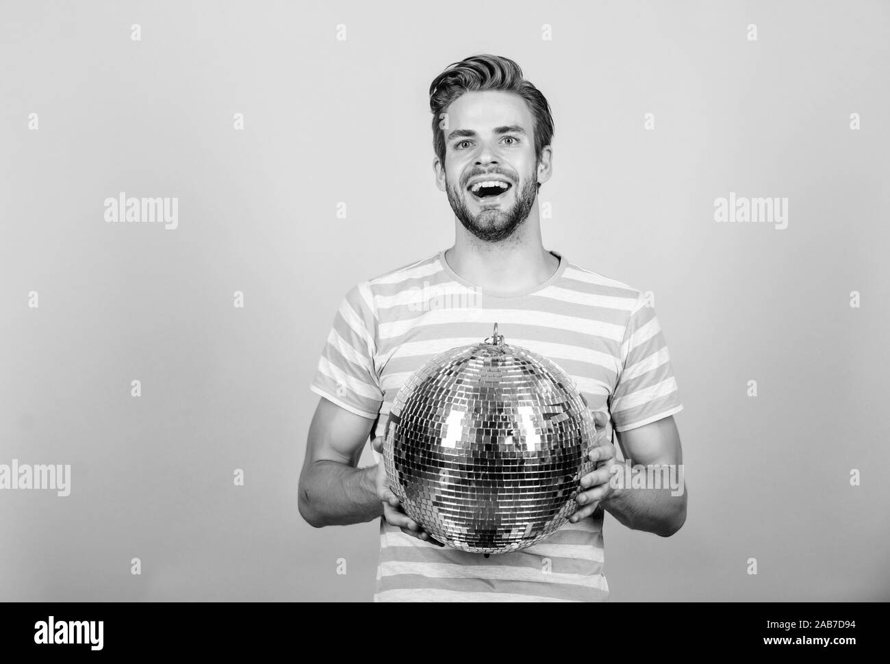 Avendo divertimento. consente a festeggiare. prom party. event manager. L'uomo con la palla da discoteca. happy party-goer. tempo di festa. Festa di compleanno. il Natale o il nuovo anno di vacanza. l uomo Ballare in discoteca. going crazy. Foto Stock
