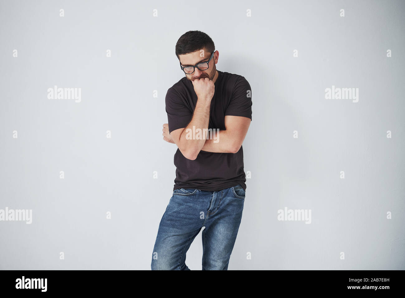 Ritratto di un bel giovane pensando a qualcosa, isolati su sfondo bianco. Sembra che egli aveva una nuova idea meravigliosa Foto Stock