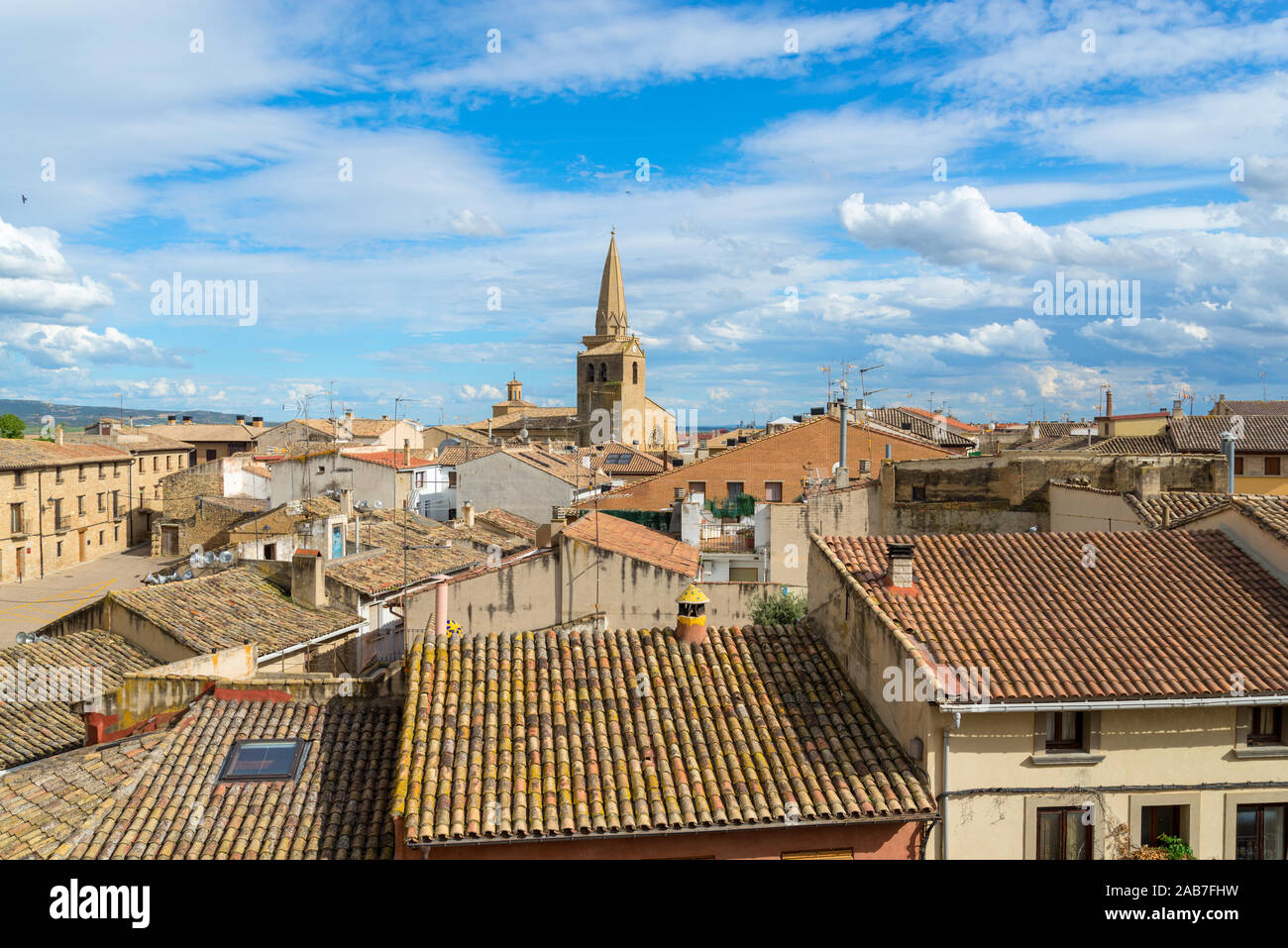 Città spagnola Olite con una cattedrale, vista da sopra Foto Stock Città spagnola Olite con una cattedrale, vista da sopra Foto Stock
