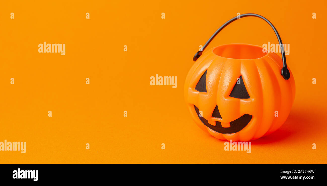 Halloween. Caramelle di Zucca Paniere su uno sfondo arancione Foto Stock
