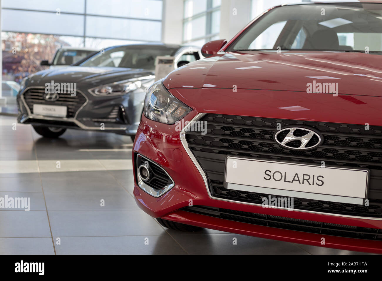 Russia, Izhevsk - 30 Ottobre 2019: nuova moderna Solaris nella showroom Hyundai. Famoso marchio mondiale. Veicoli di prestigio. Foto Stock