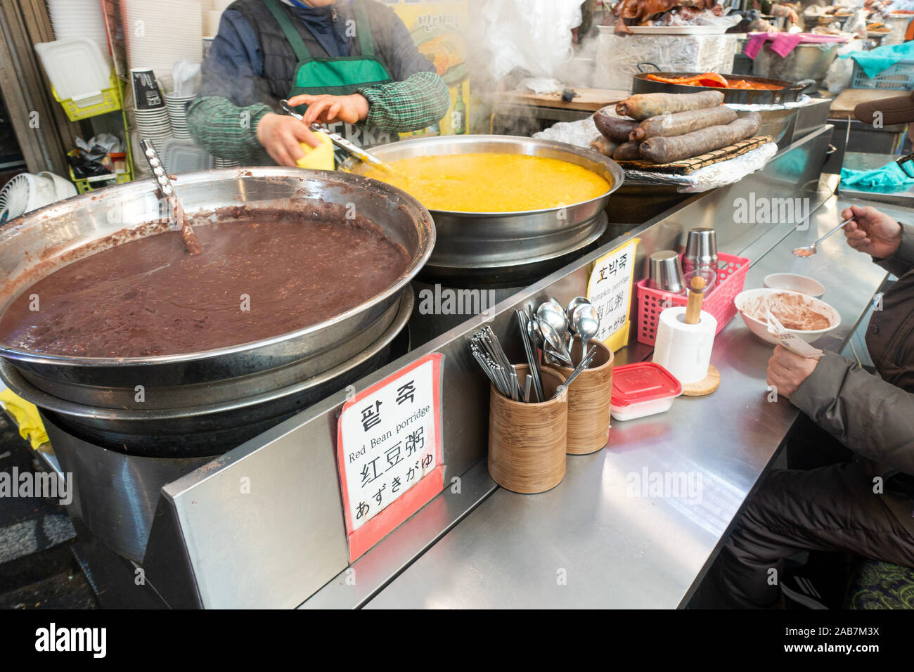 Seoul, Corea del Sud - Novembre 2019 - Mercato alimentare Gwangjang Foto Stock