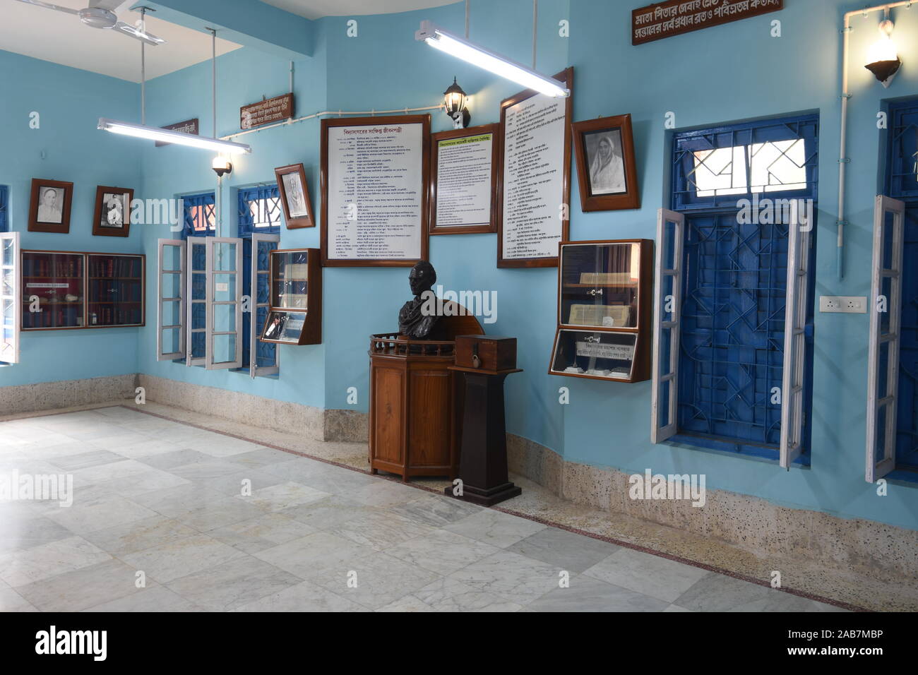 Vidyasagar Smriti Mandir interni (il luogo di nascita di Ishwar Chandra Vidyasagar). Villaggio Birsingha, West Midnapore, Bengala occidentale. India. Foto Stock